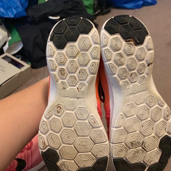 Girls Nike size 4 sneakers - Picture 2 of 5